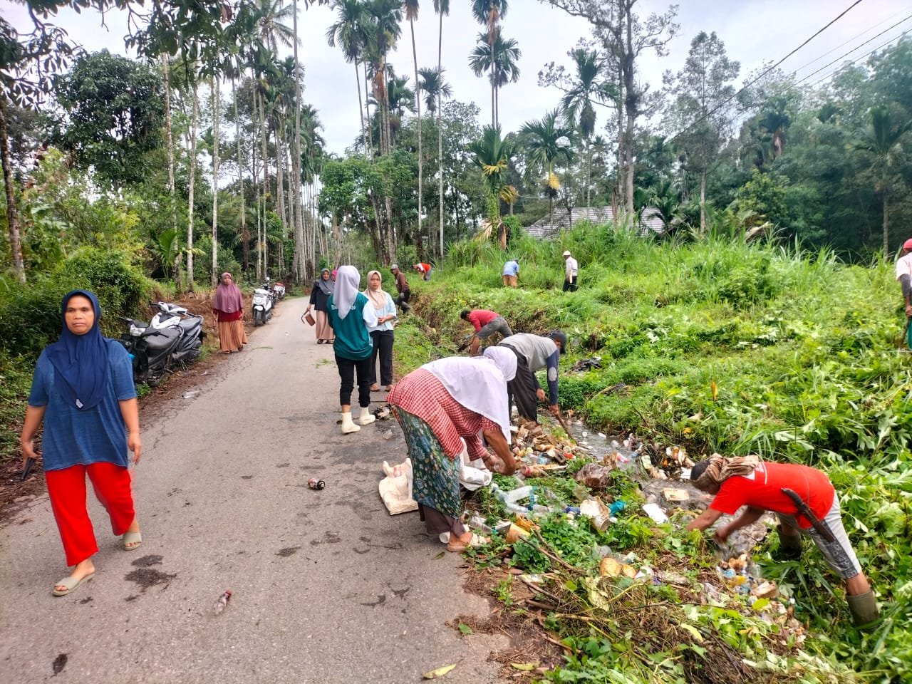 goro kebersihan bandar dan lingkungan di jorong teratak bukareh bersama anak KKN Universitas UNAND.