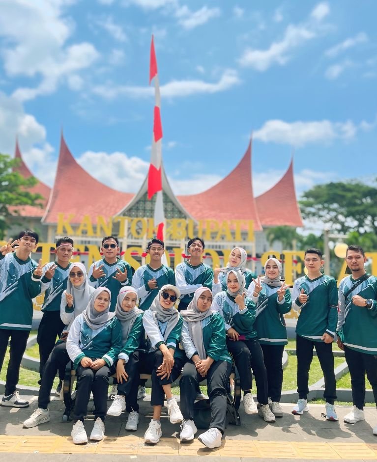  mengikuti lomba gerak jalan antar Nagari se solok selatan dalam rangka memeriahkan HUT RI yg ke 80.