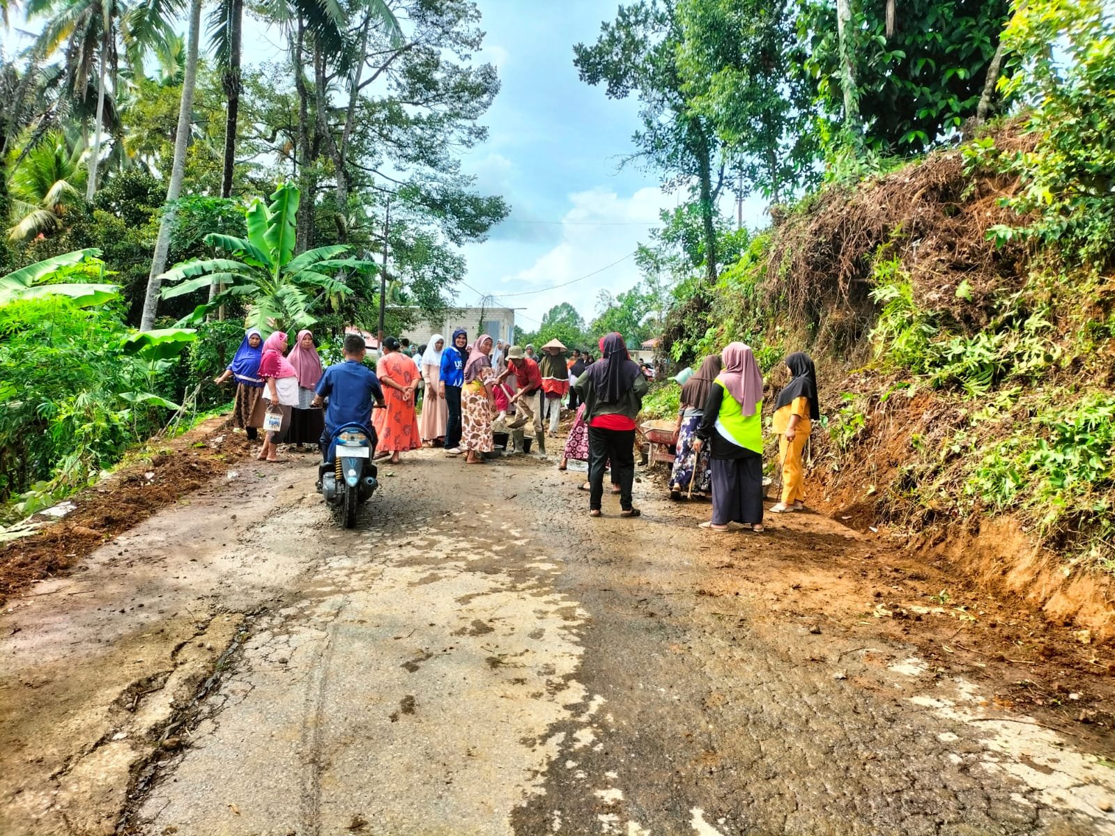 goro bersama warga masyarakat jorong taratak Bukareh dalam rangka pengecoran jalan2 yg rusak parah